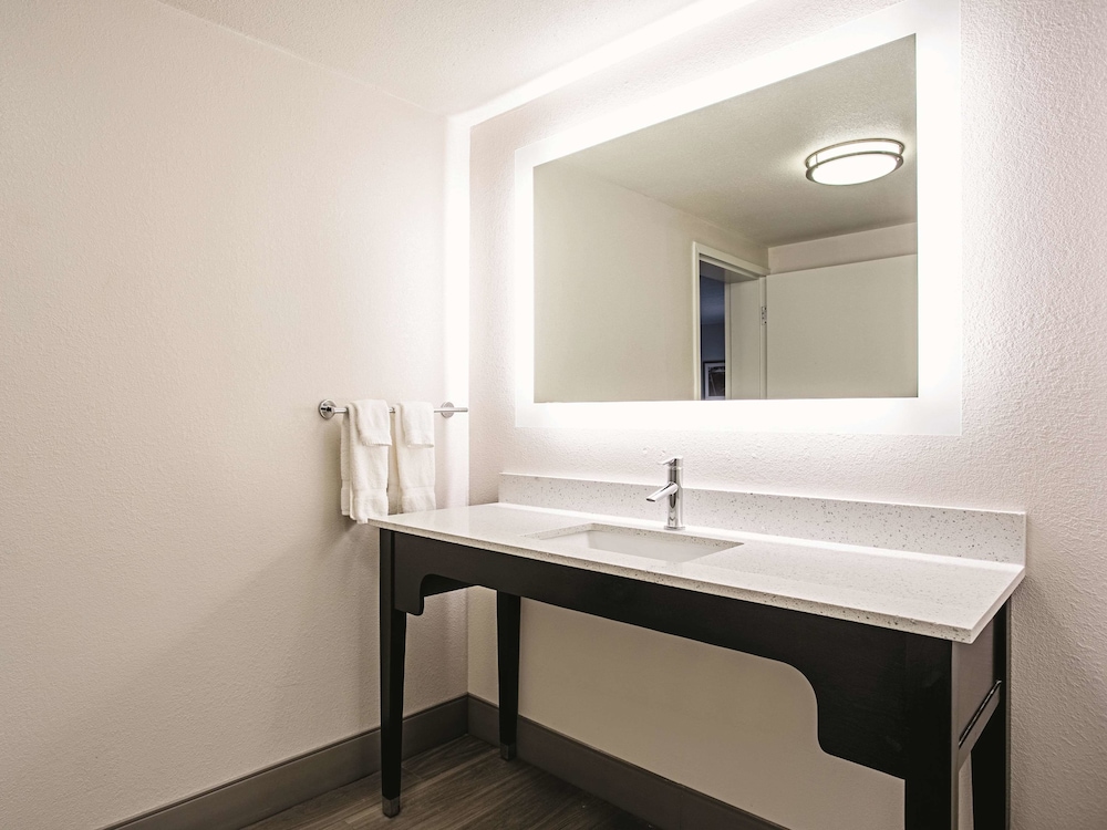 La Quinta Inn & Suites by Wyndham Baltimore N / White Marsh 16/46