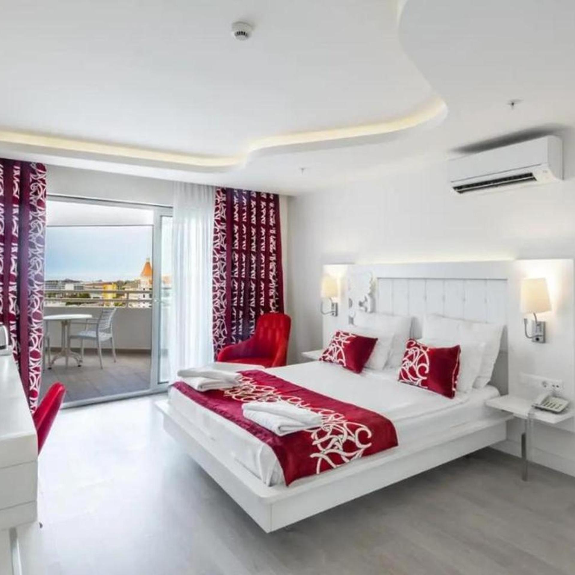 Deluxe, Double Bed, Lateral Side Sea View