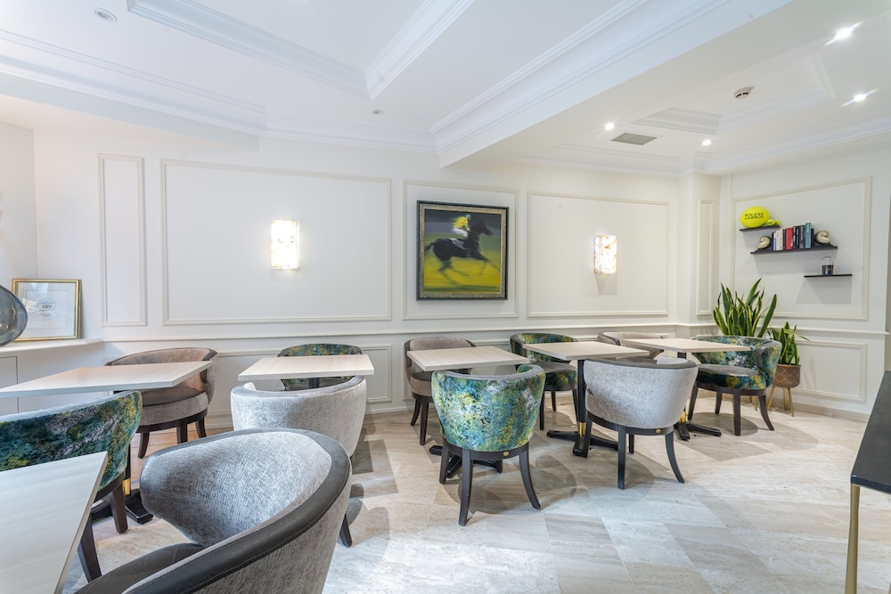 Queens Hotel 32/50