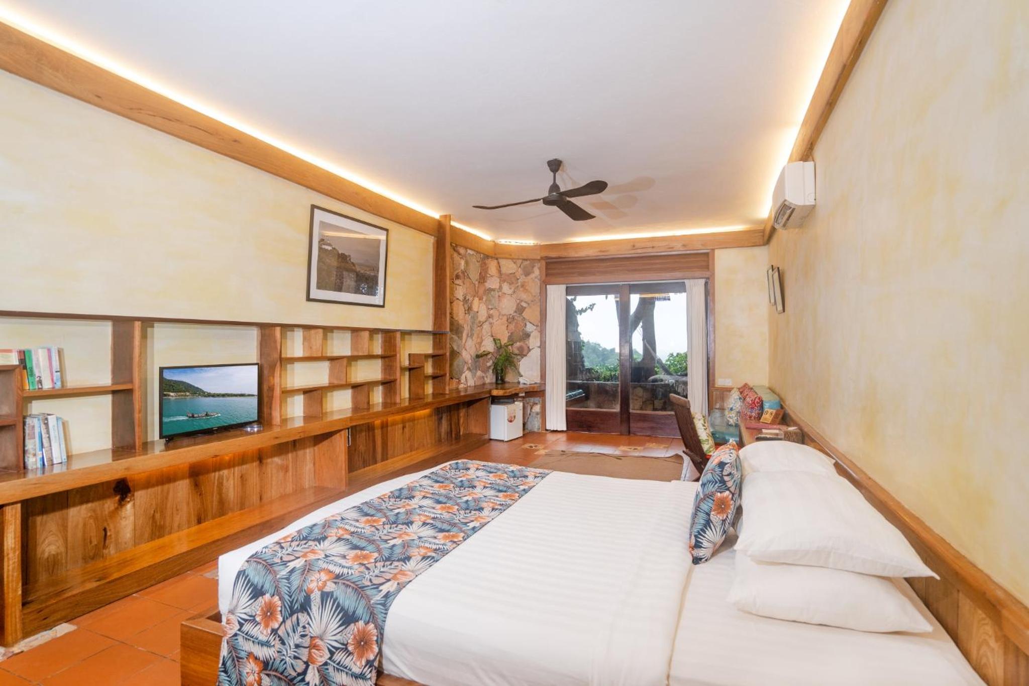 Cliff, Double Bed