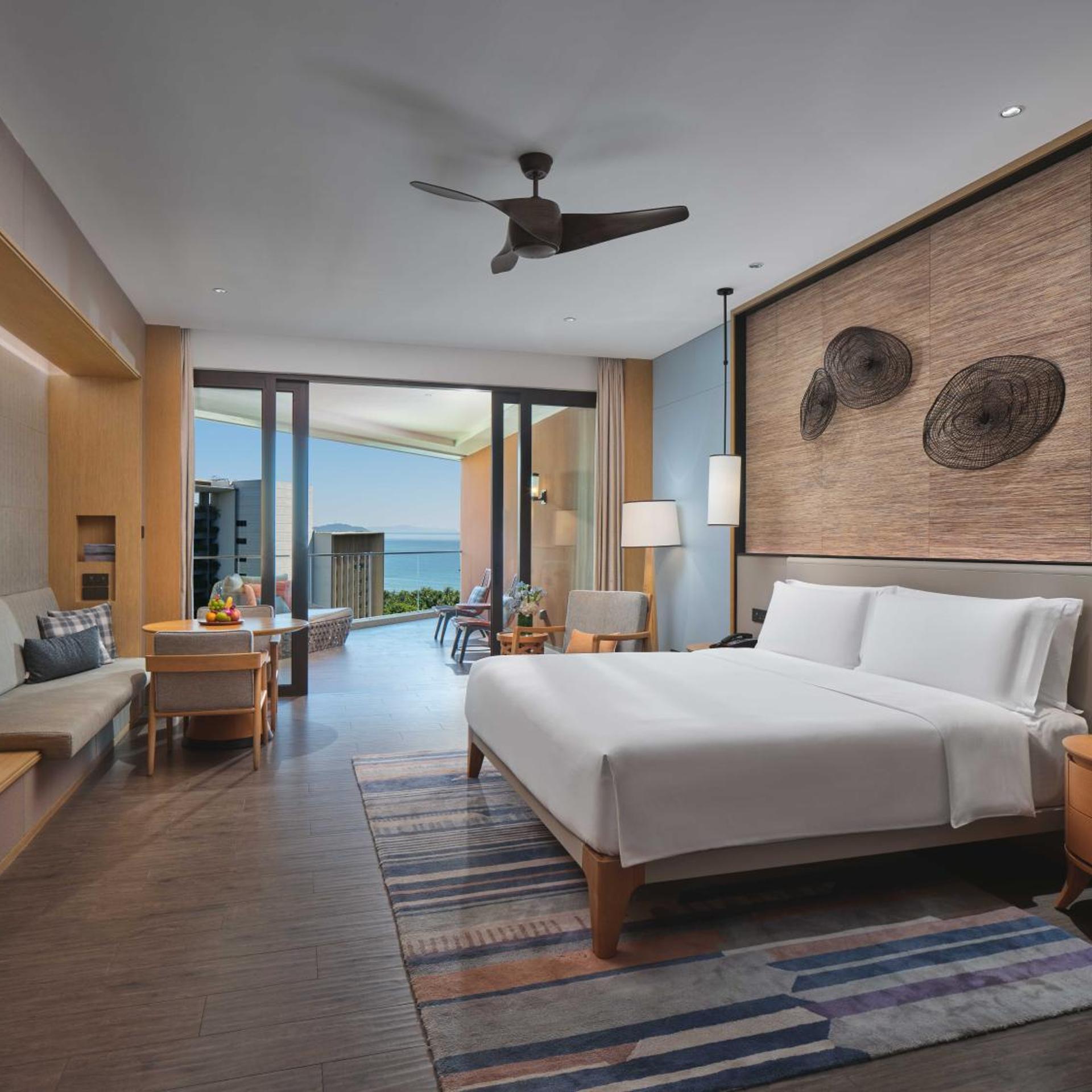 Room, King Bed, Lateral Side Sea View