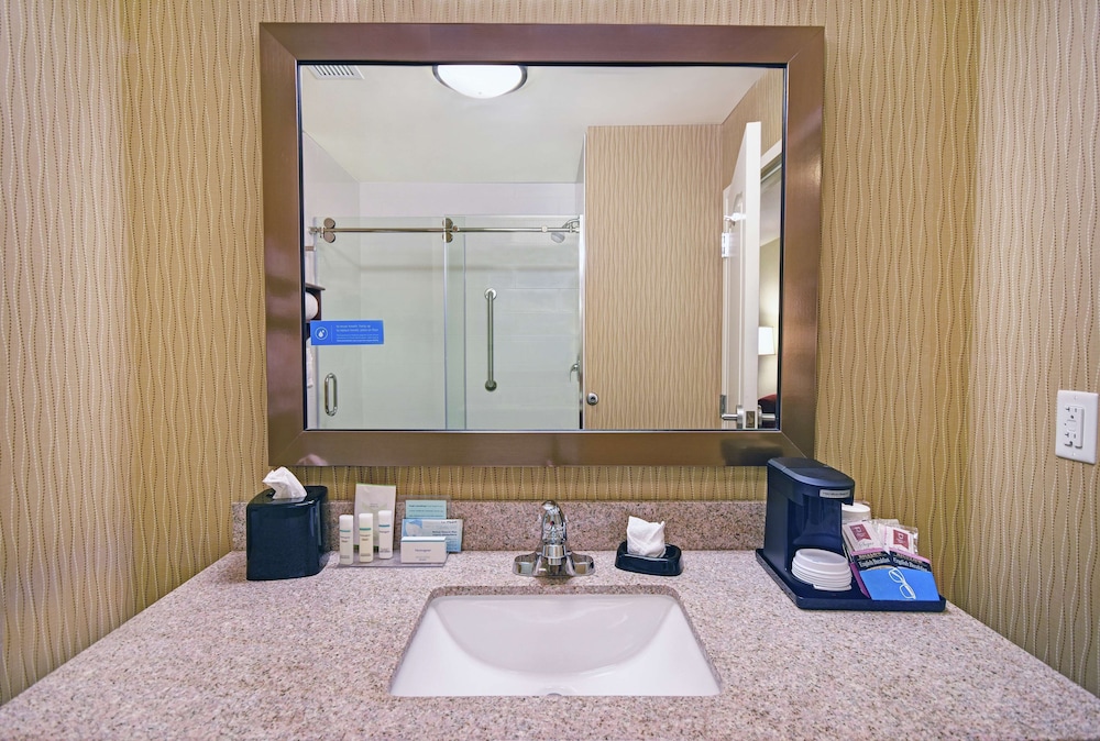 Hampton Inn and Suites Milwaukee Franklin 30/44