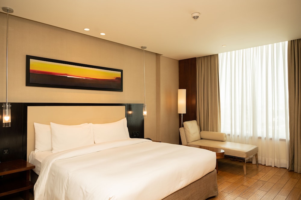 EXECUTIVE, KING BED, LOUNGE ACCESS