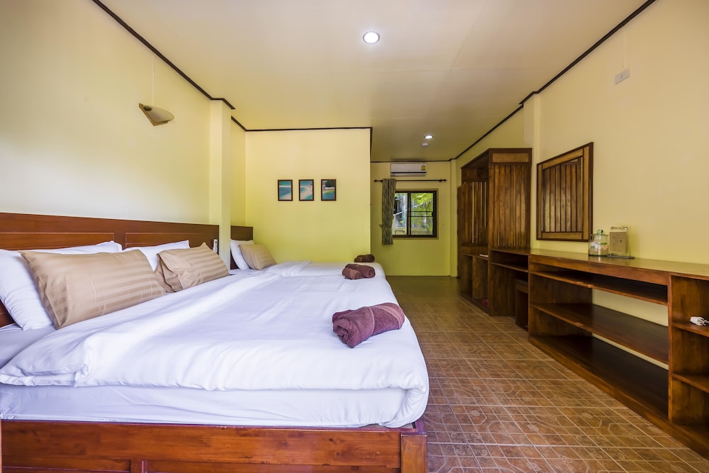 Room, Triple, 1 King and 1 Single Beds, Beach Side 3/4