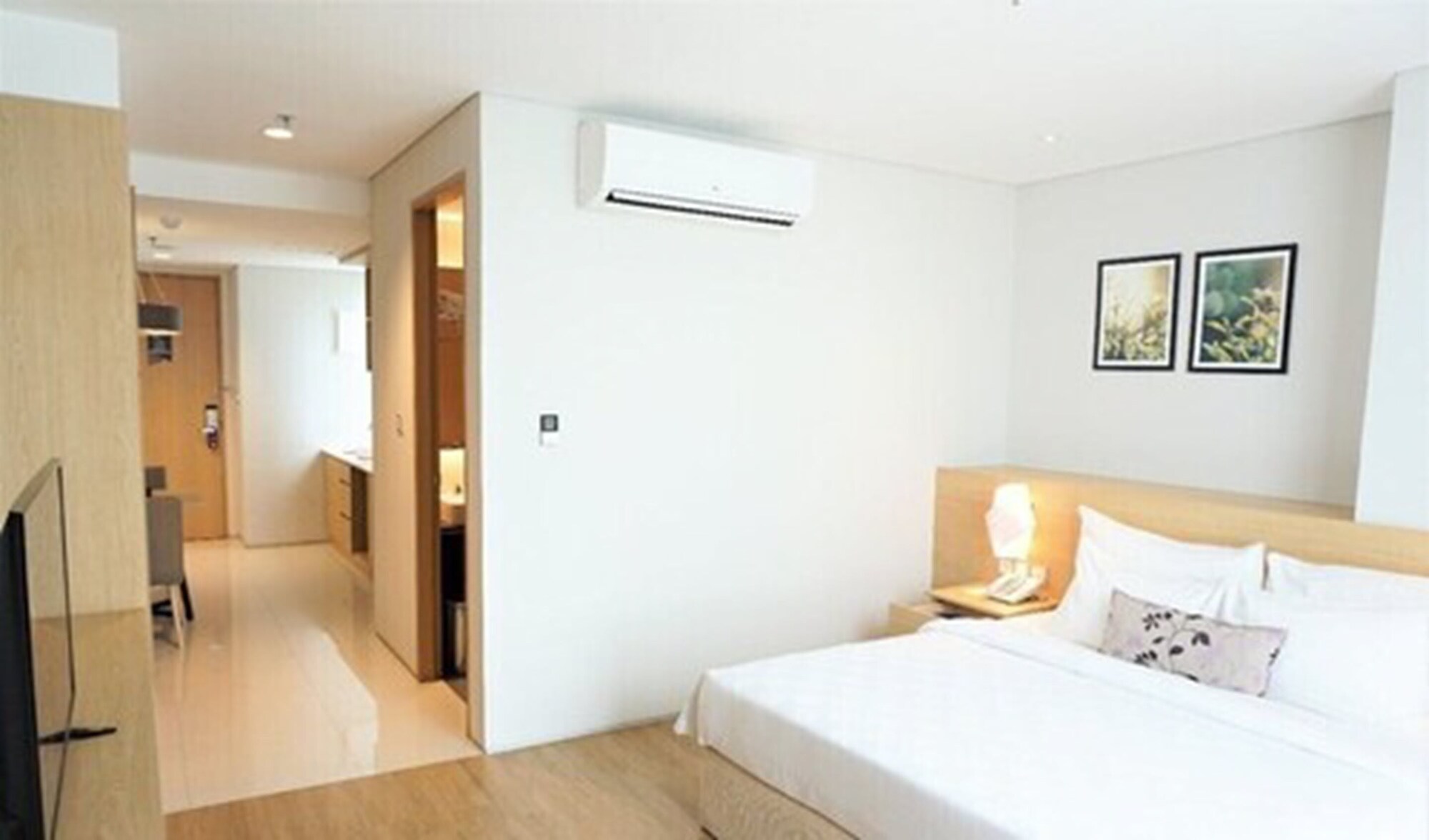 SPLENDID, STYLE, STUDIO, KING BED