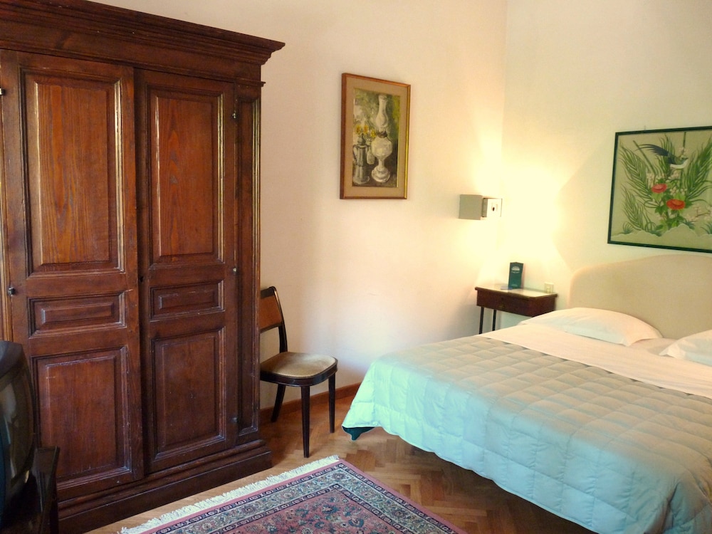 STANDARD, QUEEN BED