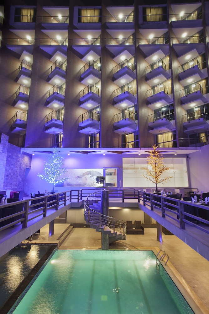 LONG BEACH HOTEL 16/38