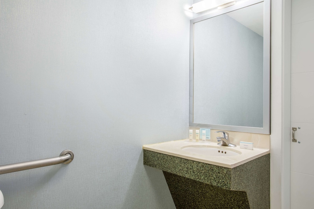 Hampton Inn Hartford Airport 14/44