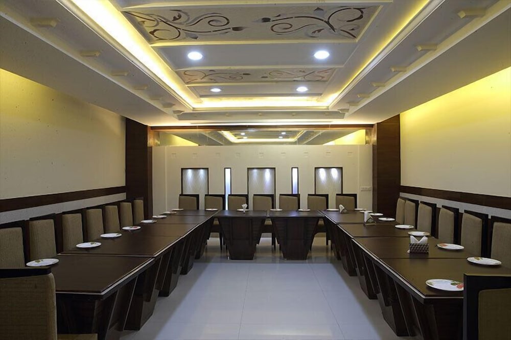 OYO Premium Bhai Bala Chowk 40/48