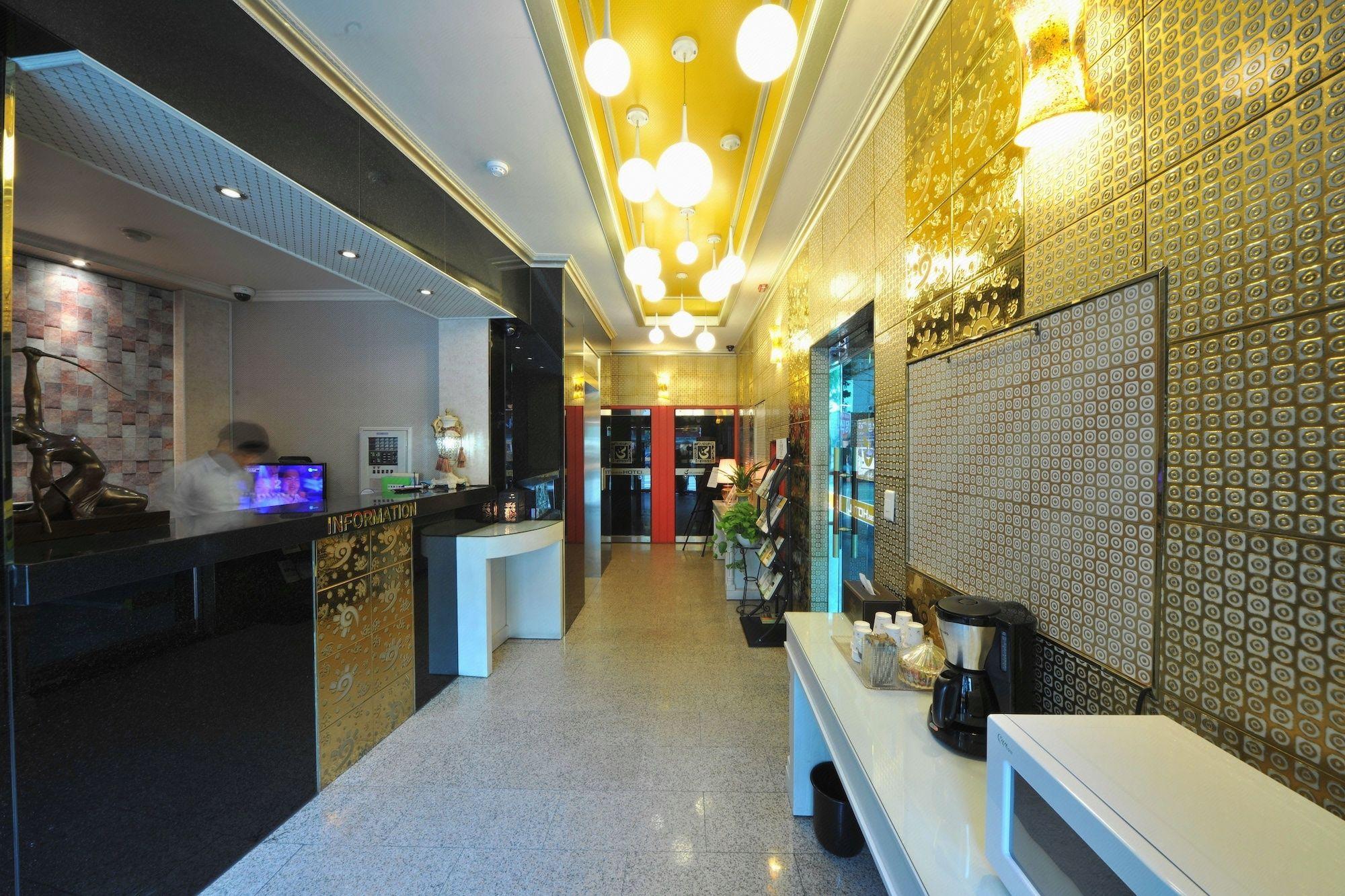 S Hotel 9/33