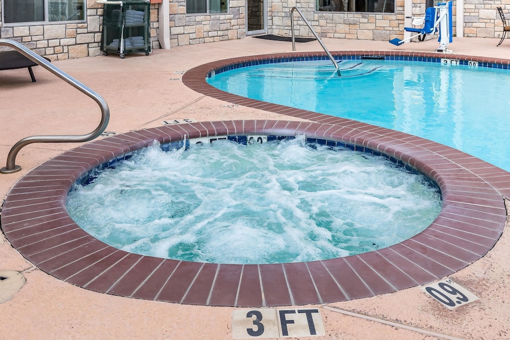 Comfort Suites Houston IAH Airport - Beltway 8 6/45