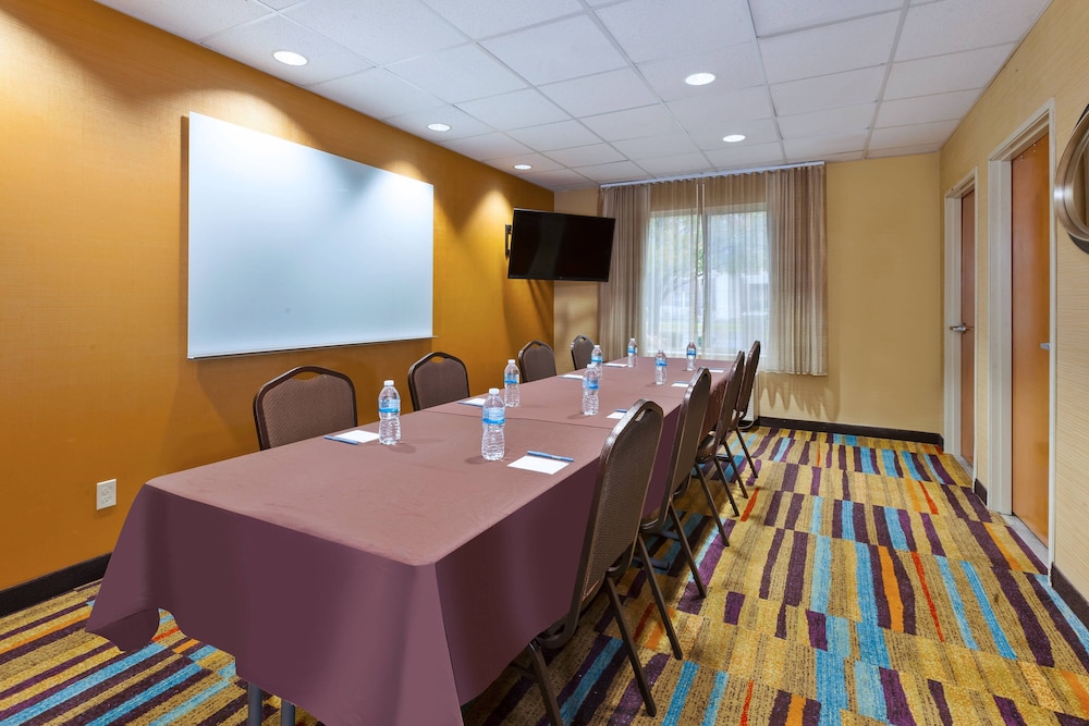 Fairfield Inn Suites Columbus East 24/25