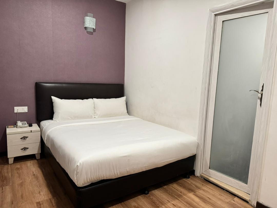 Sakura, Queen Bed, Smoking