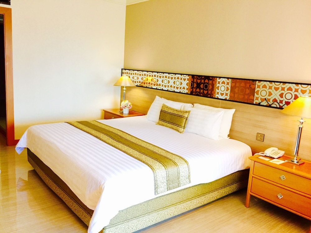Indra Regent Hotel 43/82