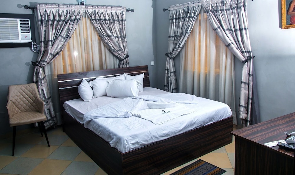 Oragon Hotel and Suites 14/46