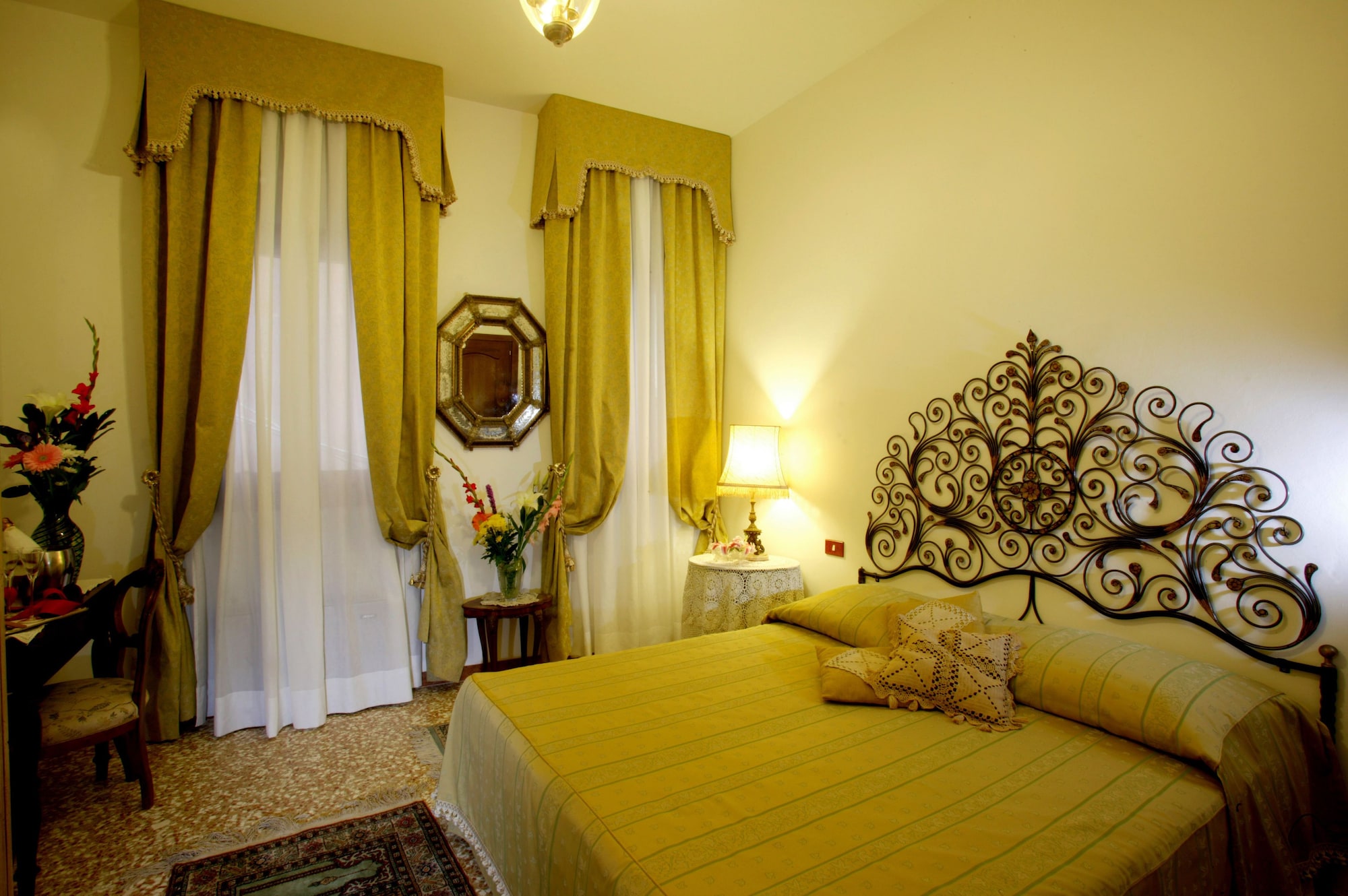 DELUXE, DOUBLE OR TWIN BED