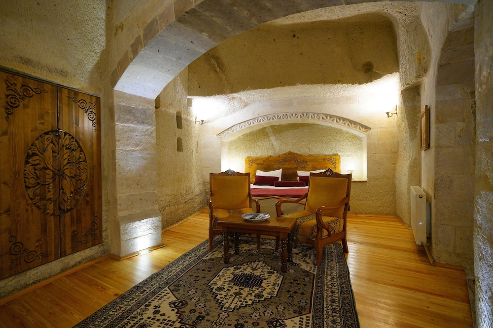 Harman Cave Hotel 10/78