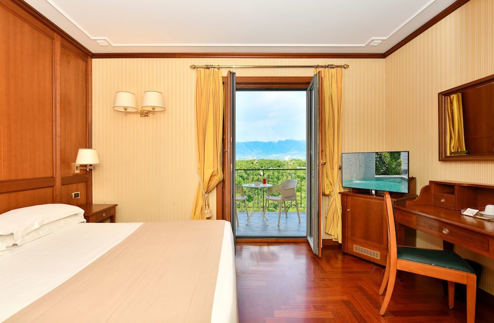 SUPERIOR, QUEEN BED