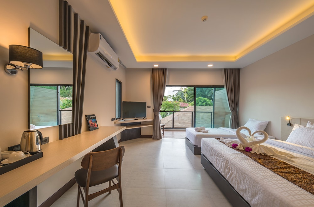 DELUXE, DOUBLE BED, POOL VIEW