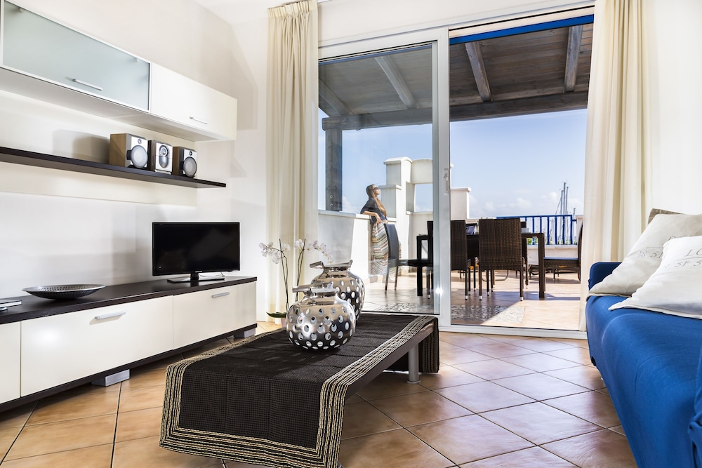 PORTOVERDE BEACH APARTMENTS 16/53