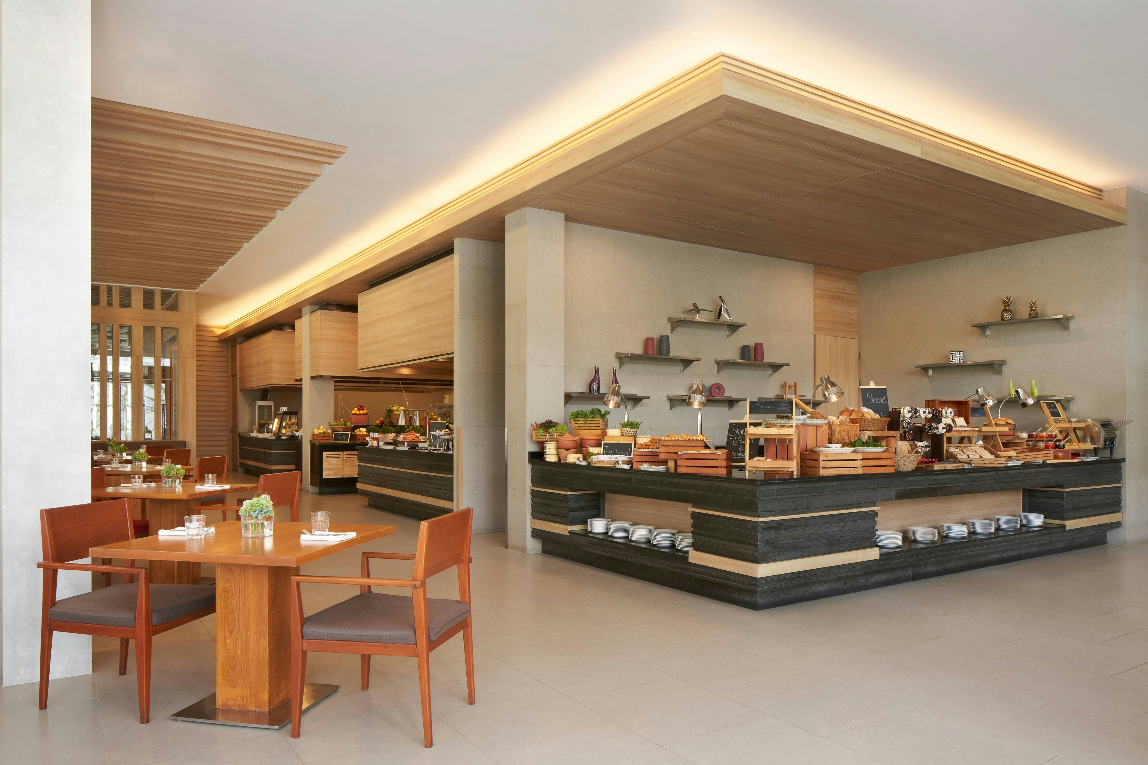Le Meridien Phuket Mai Khao Beach Resort 54/60