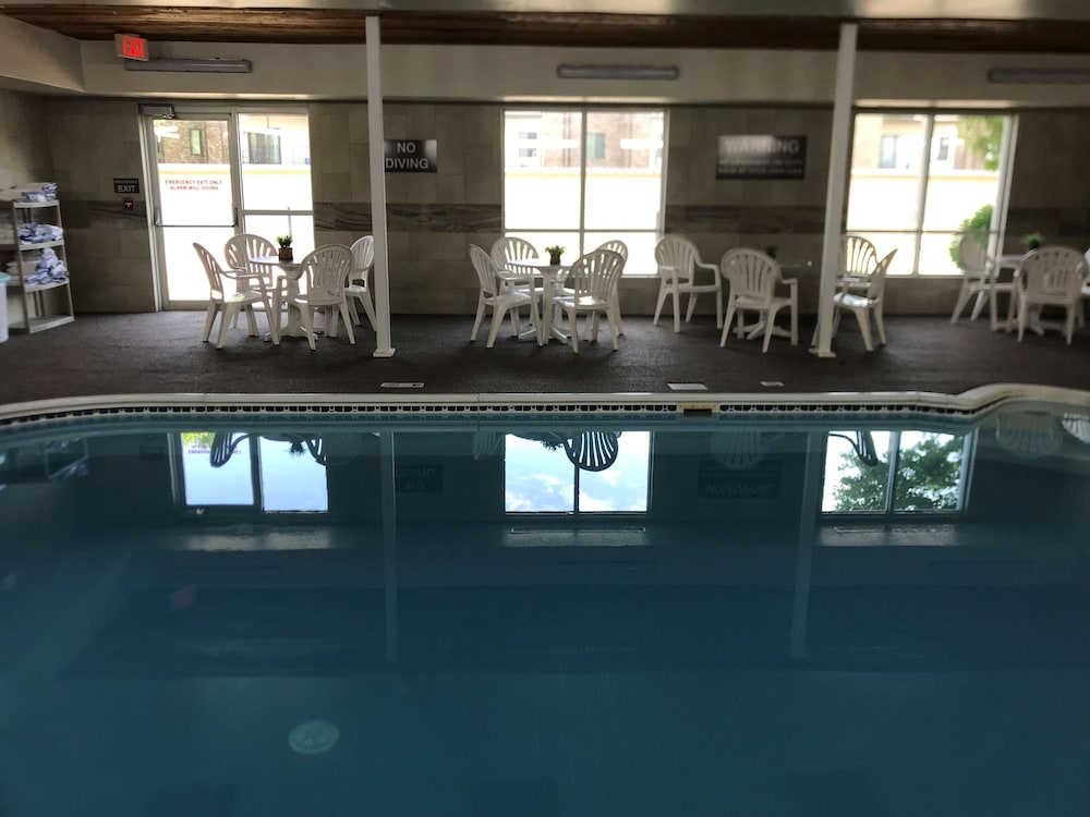 Expressway Suites Bismarck 34/65
