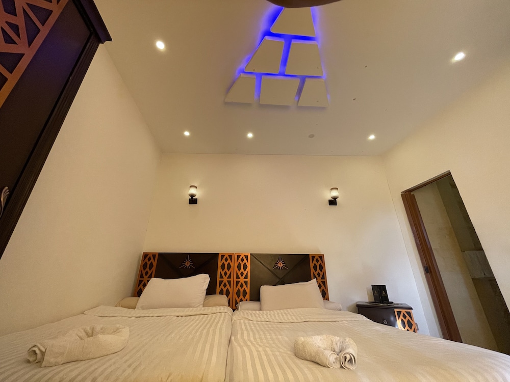 ROOM, DOUBLE OR TWIN BED