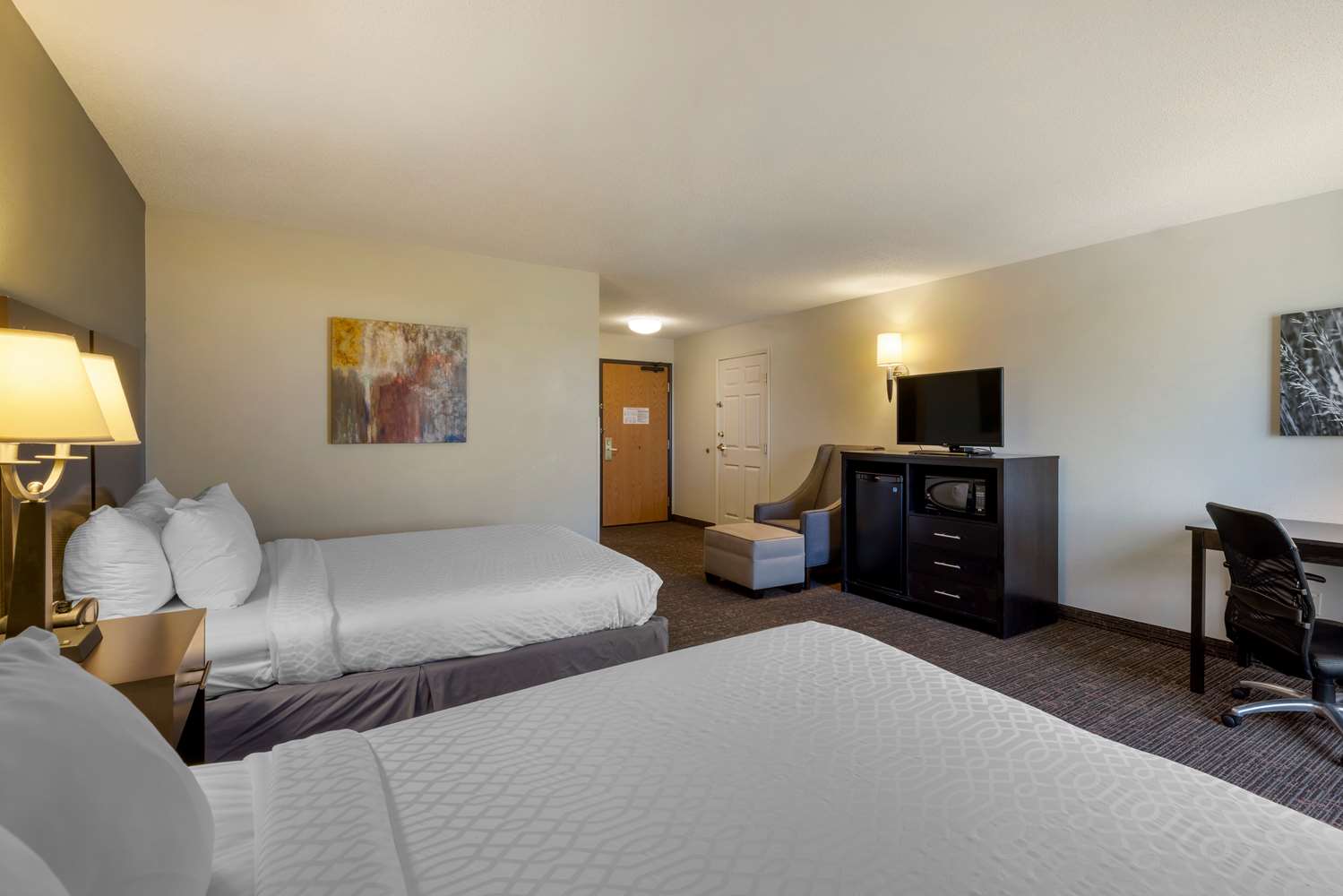 غرفة بسريرين كوين بحوض استحمام لذوي الإعاقة، Best Western Plus Omaha Airport Inn 3/5