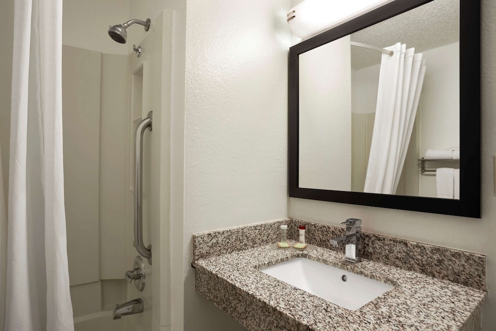 Super 8 by Wyndham Cedar Rapids 9/17