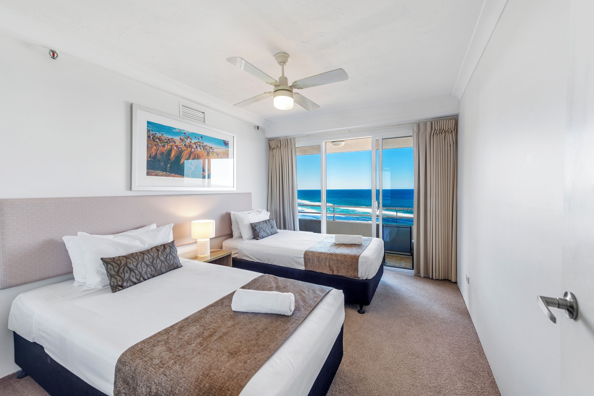 شقة ديلوكس بسرير كوين وسريرين منفصلين بغرفتي نوم، Zenith Ocean Front Apartments 2/2