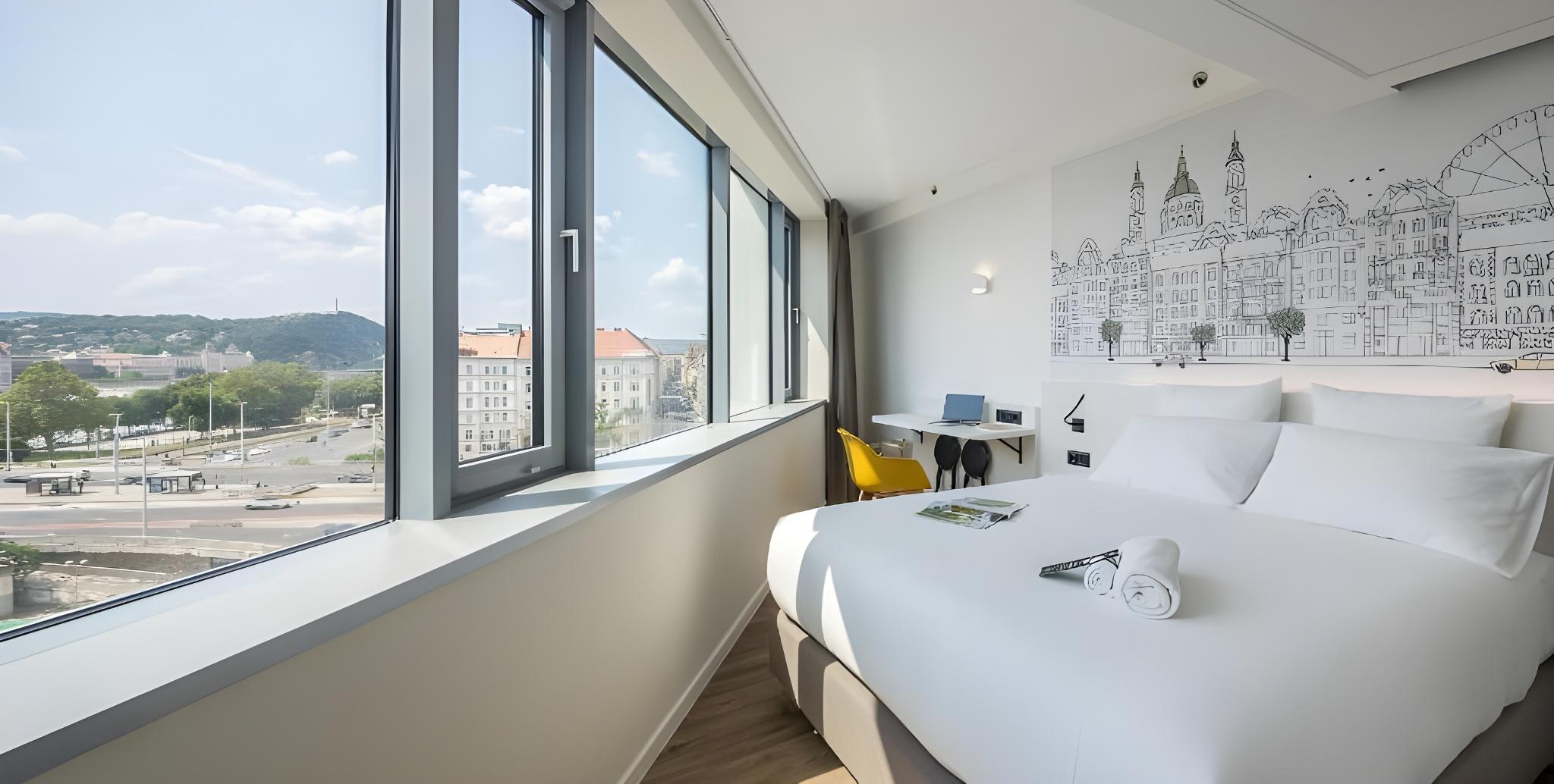 Room, Quadruple, Queen Bed