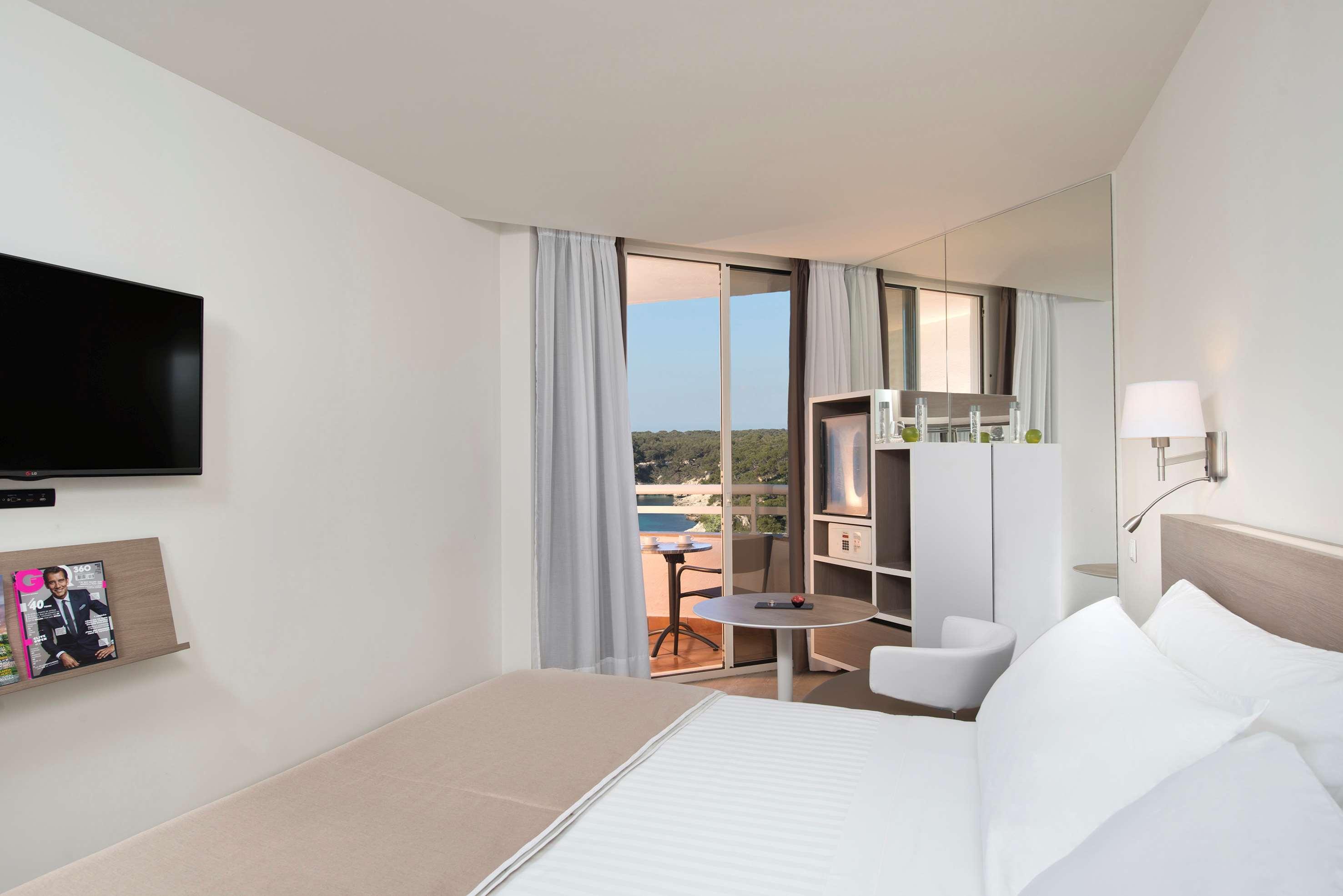 غرفة بسرير مزدوج بإطلالة على البحر، Melia Cala Galdana 4/8