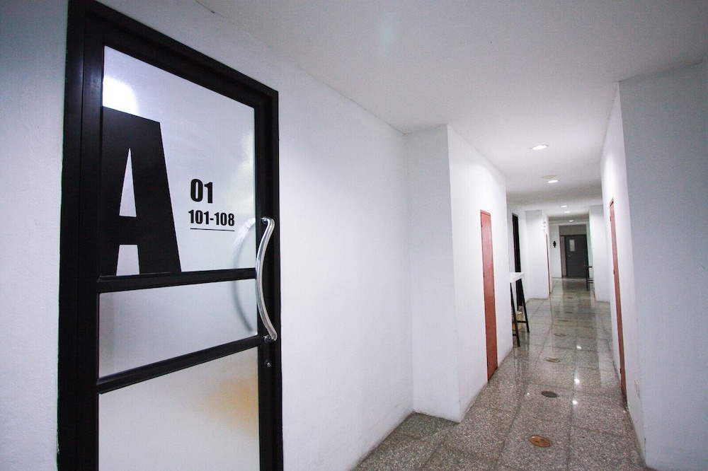18 Coins Budget Hotel 32/67