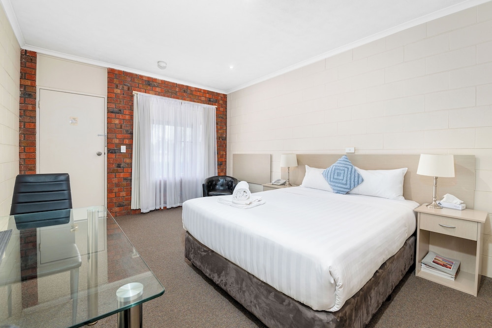 DELUXE, QUEEN BED
