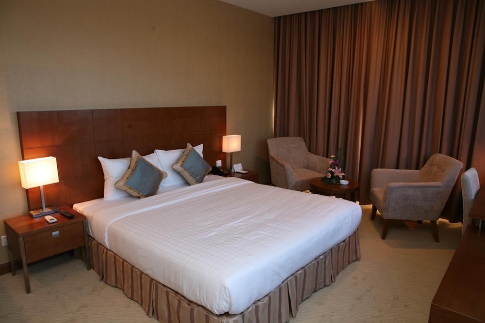Aurora Hotel Plaza 28/71