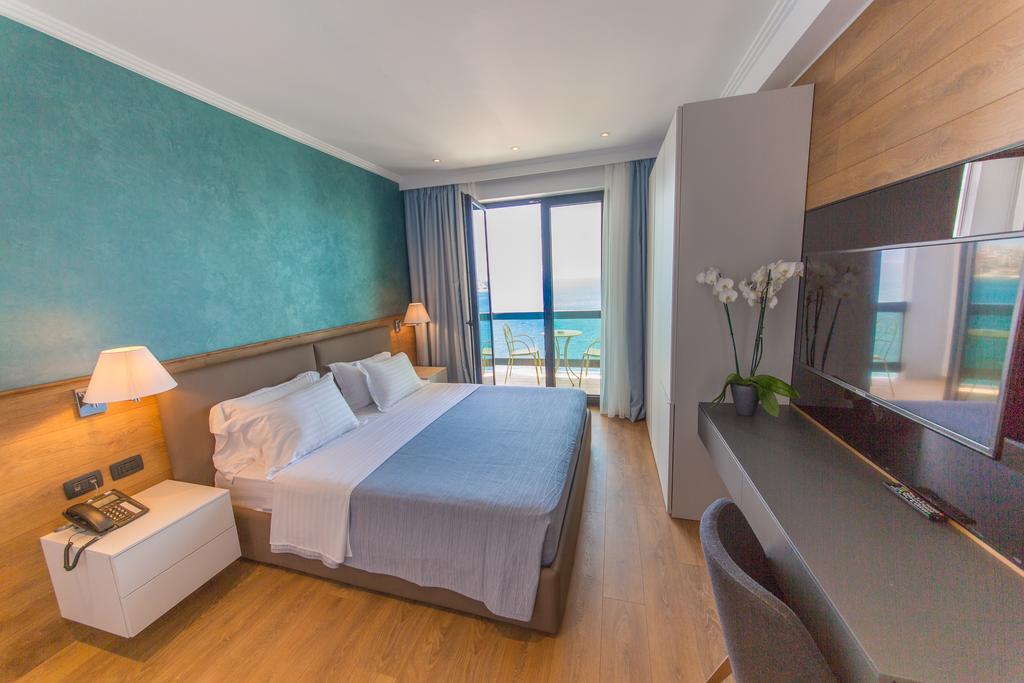 Room, Double or Twin Bed, Sea View