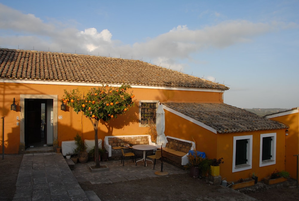 Fundana Villas Aparthotel in Priftiatika