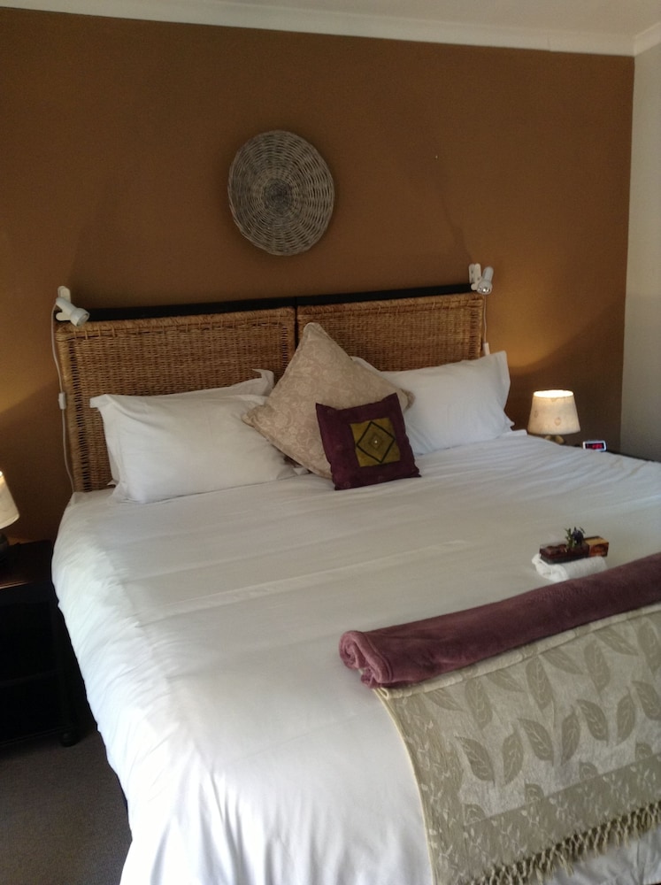 Uxolo Guest House 5/13