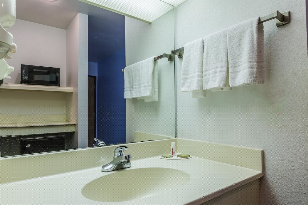 Super 8 by Wyndham Garland North Dallas Area 11/29