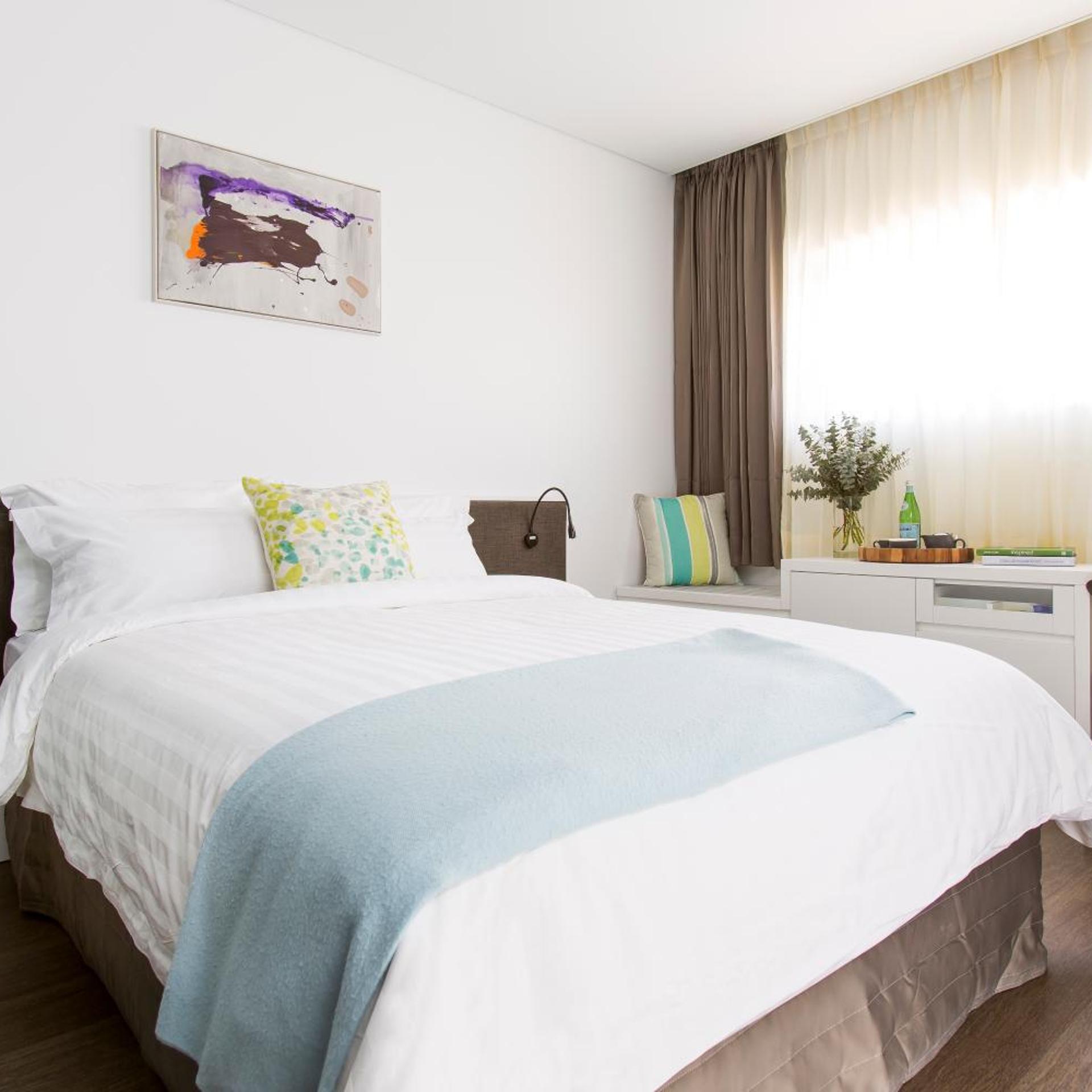 Suite, Queen Bed, Balcony, Corner