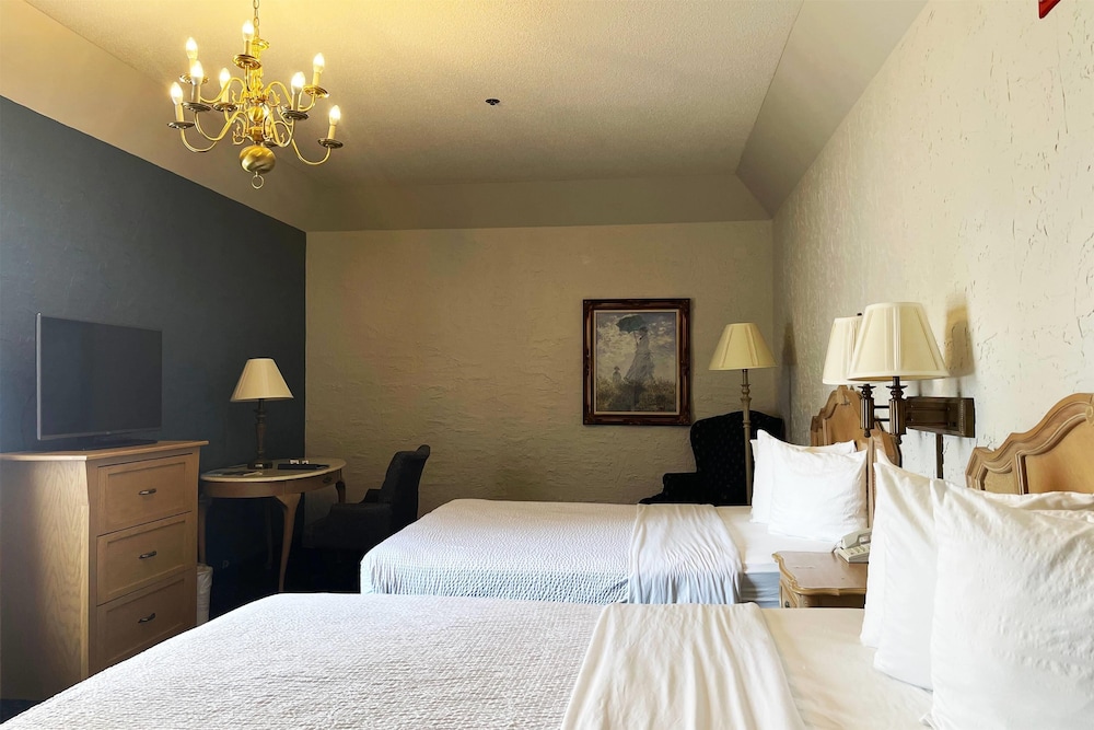 غرفة بسريرين كوين، The Chateau Hotel And Conference Center 2/8
