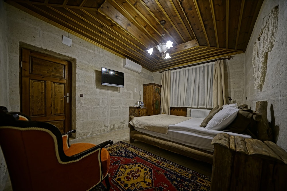 Holiday Cave Hotel 24/81