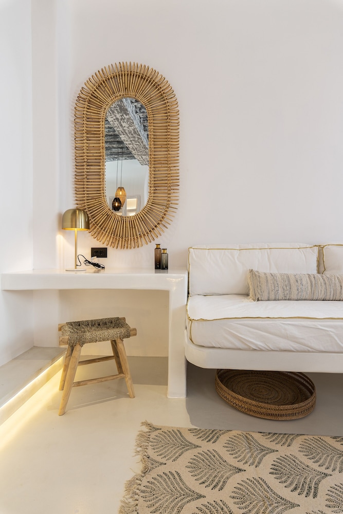 SUITE, QUEEN BED, CITY VIEW, SOFA, BALCONY