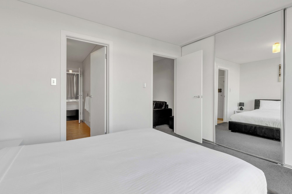 2 Bedrooms, Studio, 2 Queen Beds, Stair Access Only