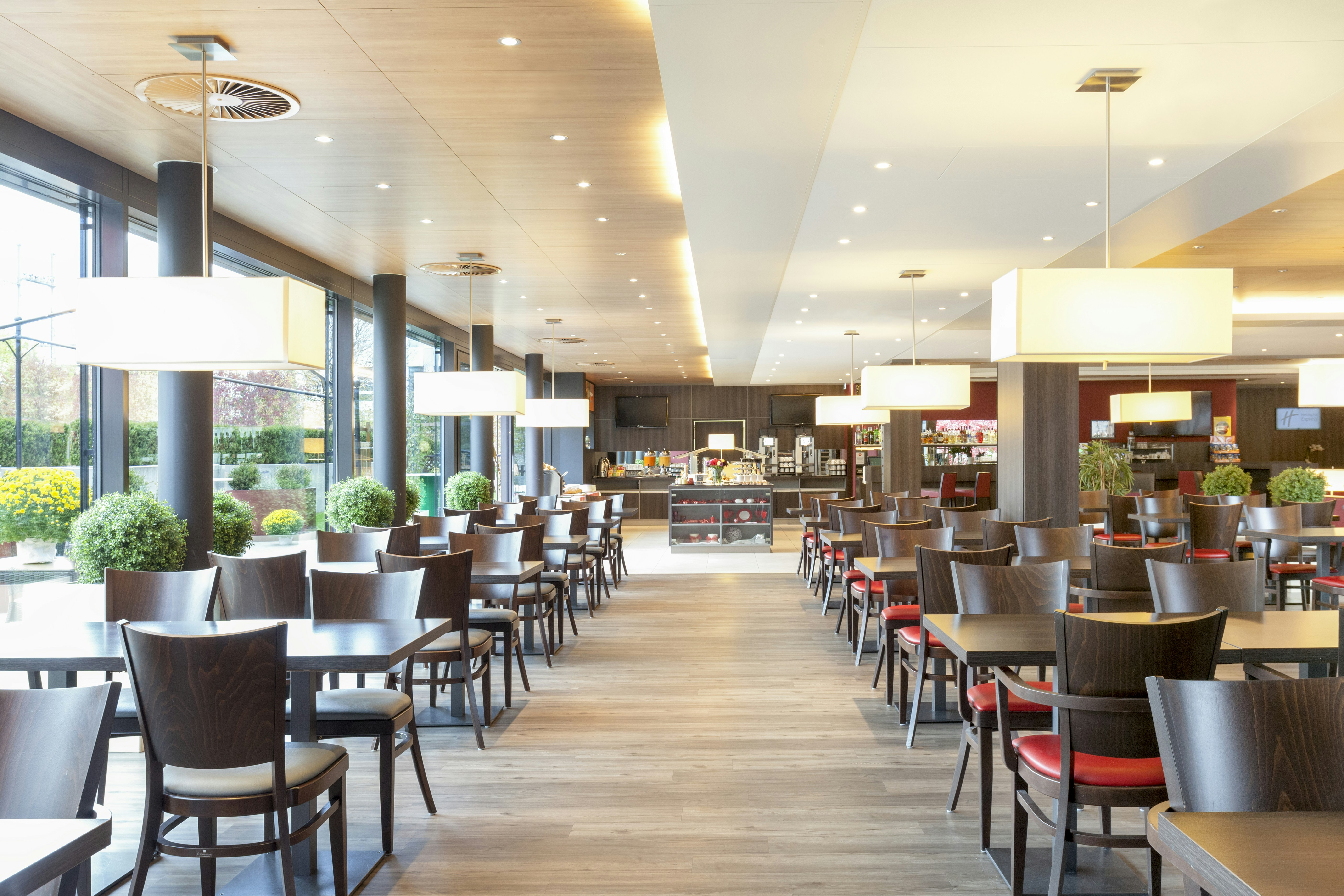 HOLIDAY INN EXPRESS ZURICH AIRPORT 62/80