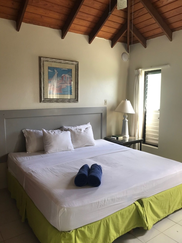 Coconut Court Beach Hotel 11/50