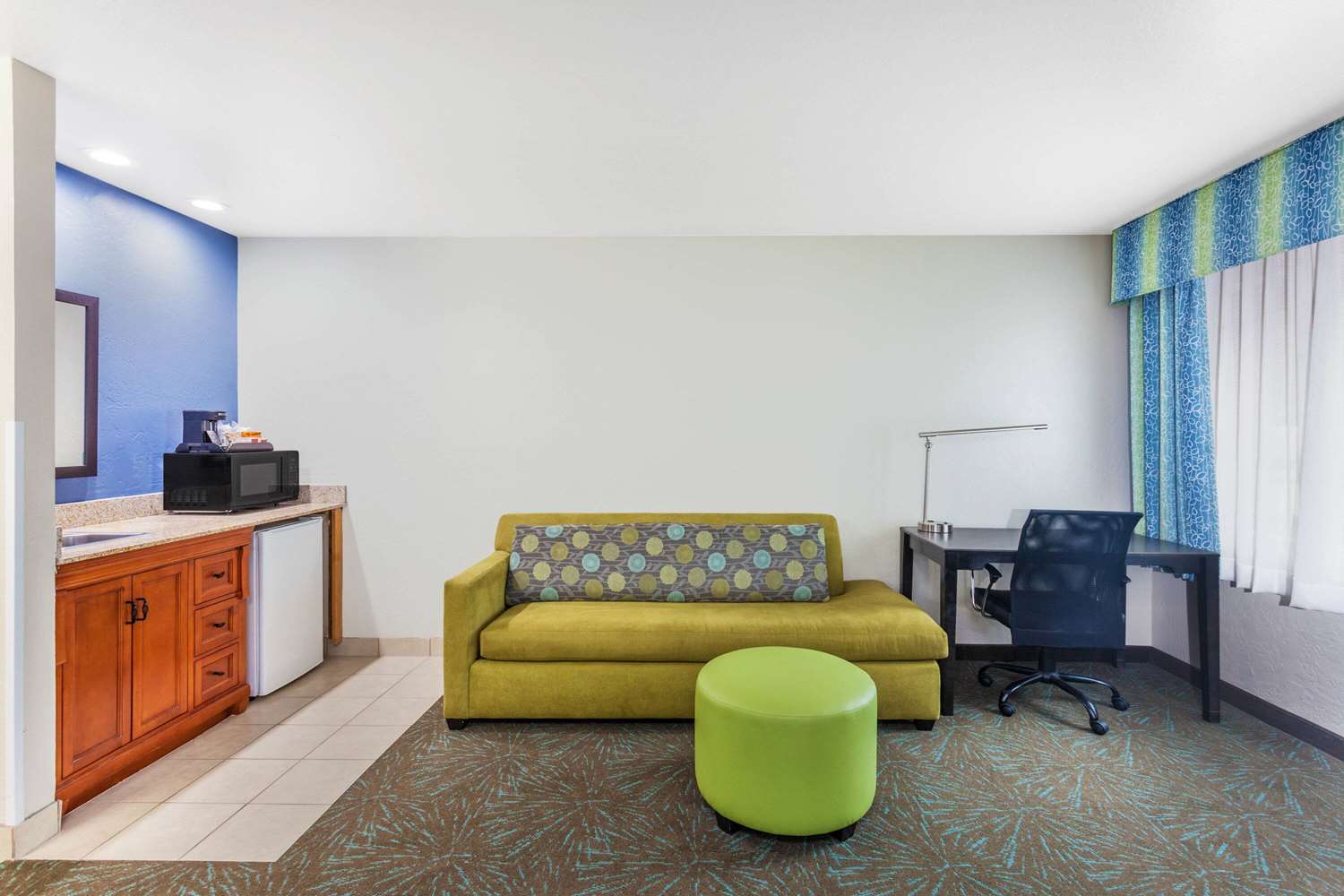 Days Inn & Suites by Wyndham East Flagstaff 24/36