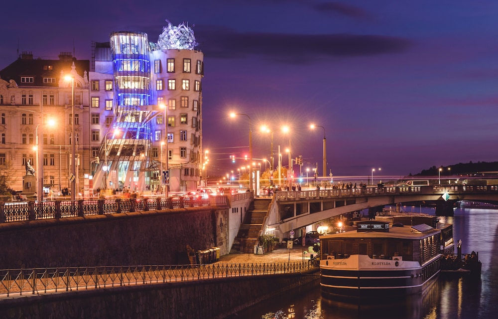 DANCING HOUSE HOTEL 5/75