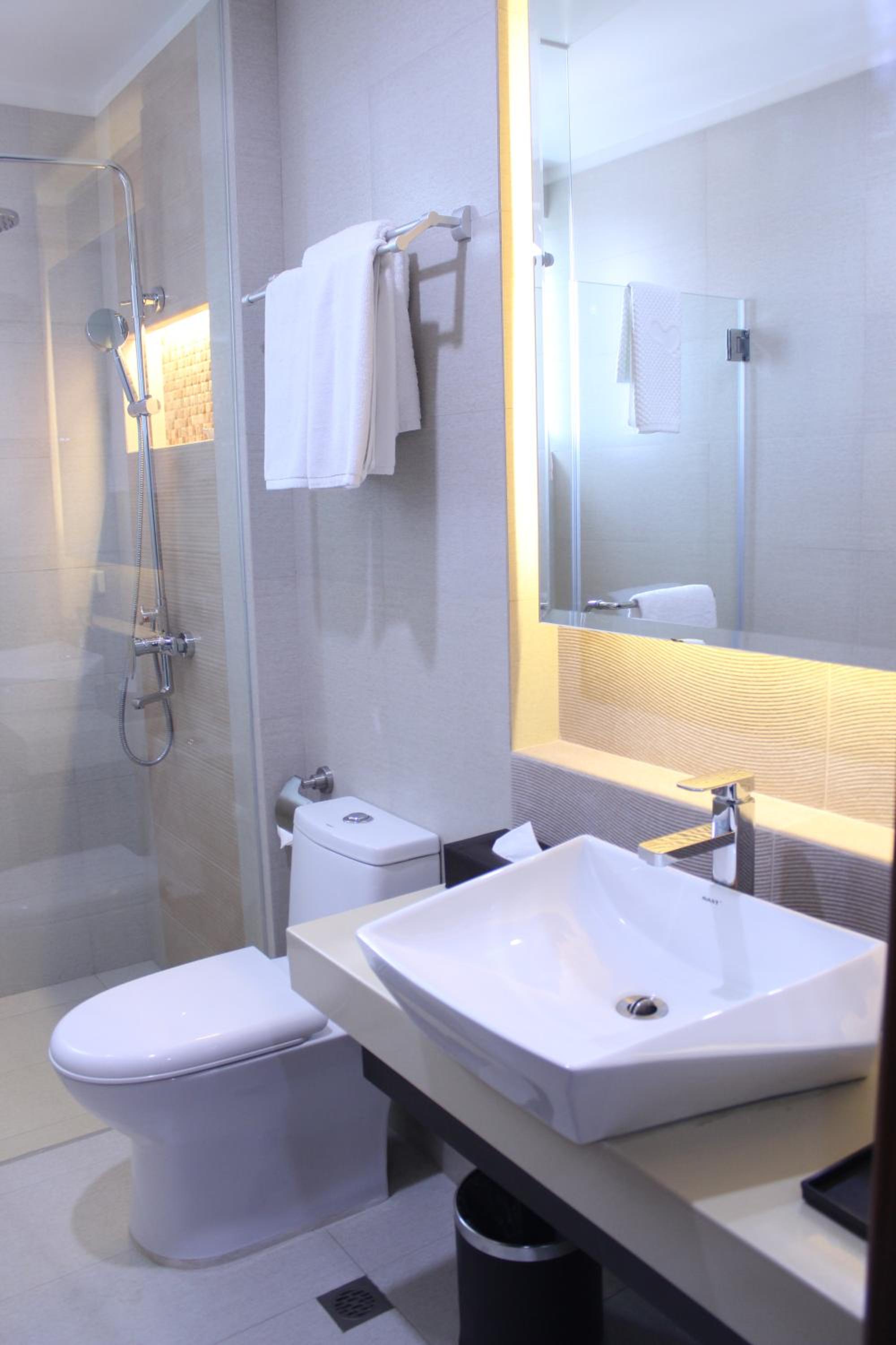 غرفة ديلوكس بسرير مزدوج بشرفة، Kew Hotel 4/4