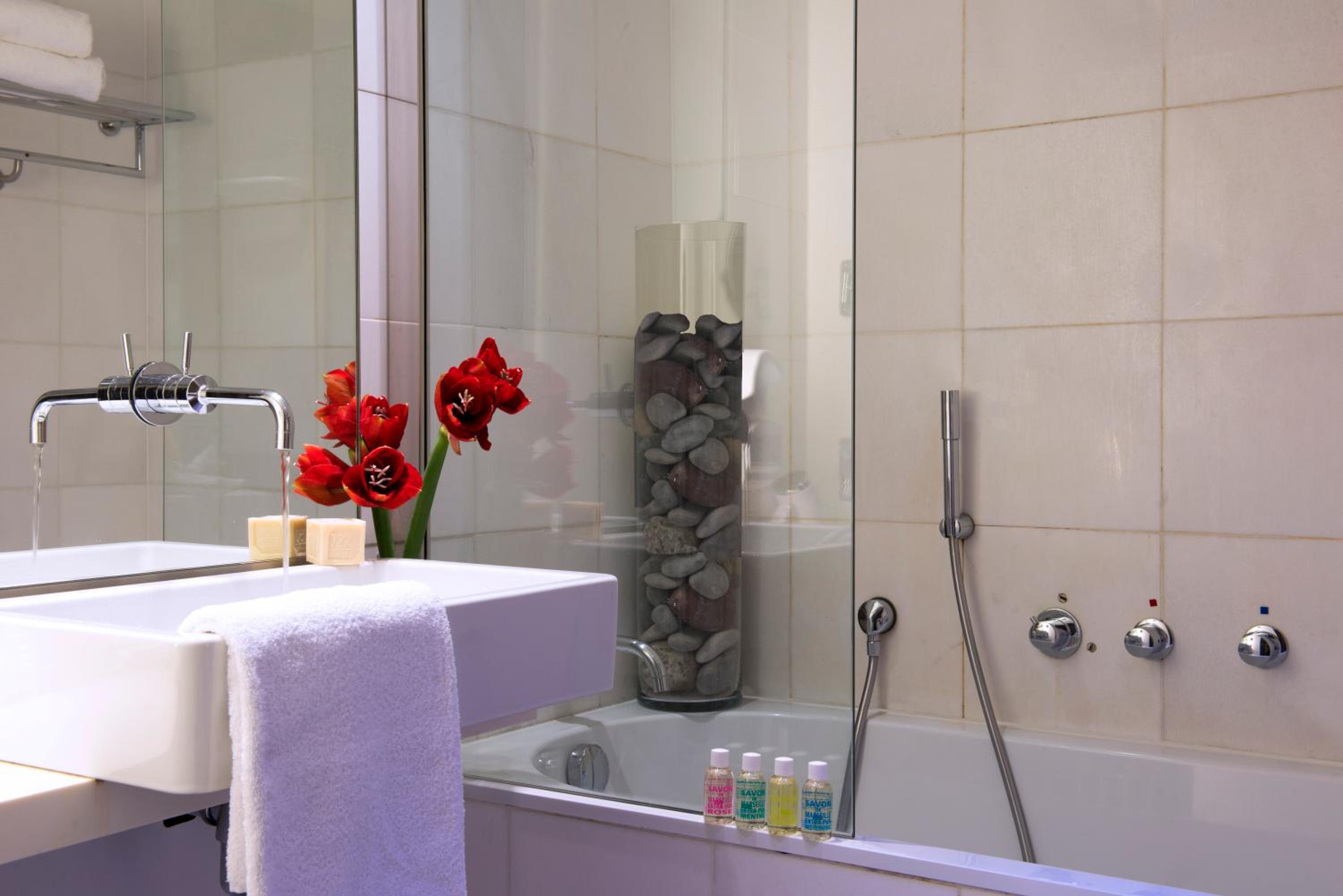 جناح جونيور بسرير كينج بشرفة، Hotel Beau Rivage 5/6